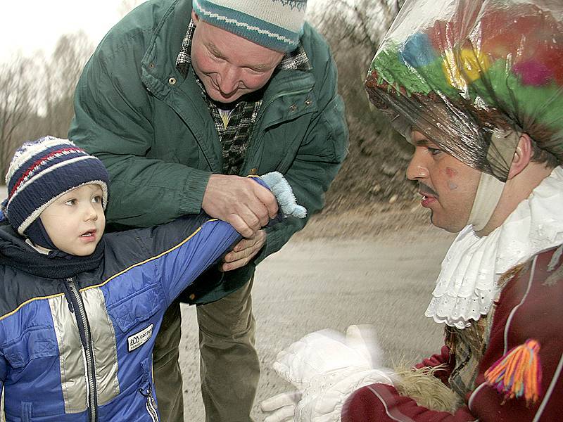 Průvod maškar vyrazil k tradiční masopustní obchůzce i v hlinecké městské části Blatno.