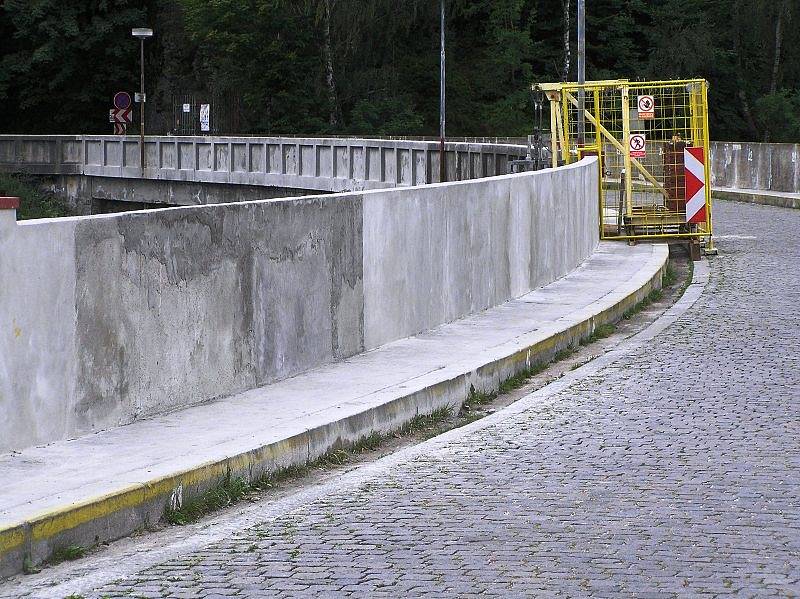 Betonové opěrné zábradlí na obou stranách přehradní zdi na hrázi Sečské přehrady prochází rekonstrukcí.