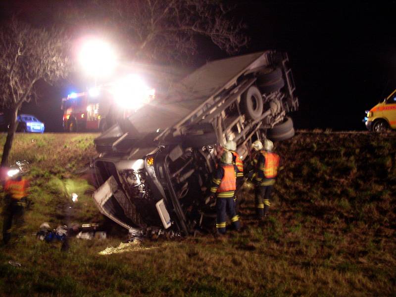 Řidič "zaparkoval" kamion v příkopu u obce Kočí. Za nehodou stál zřejmě alkohol.