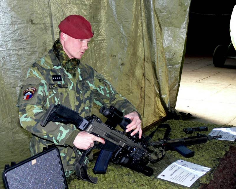 Prezident Miloš Zeman si při návštěvě u chrudimských výsadkářů prohlédl zbraně i další techniku. Došlo i na ukázku zásahu.