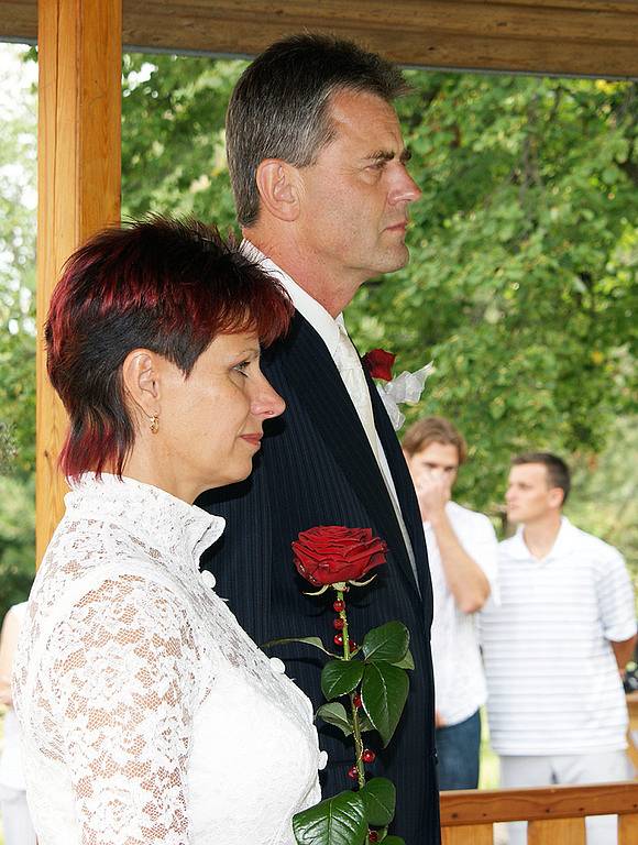 Petr Řezníček si vyměnil novomanželské "ano" se svojí snoubenkou Zorkou Urbanovou. 