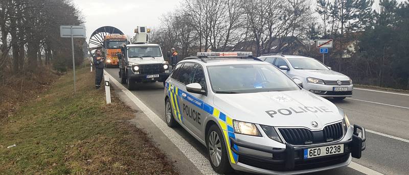 Průjezd obřího transportu přes Poličku, Borovou, Hlinsko, Trhovou Kamenici a Slatiňany do cementárny v Prachovicích