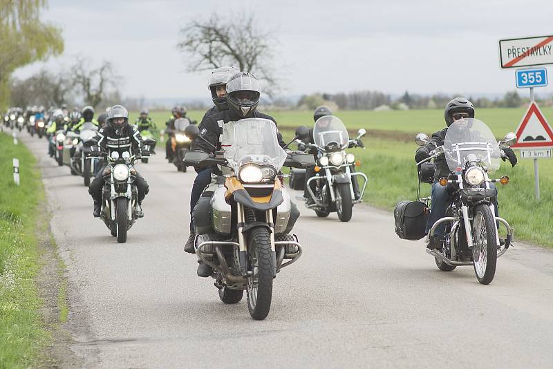 Motorky všech podob a kubatur po příjezdu zaplnily Resselovo náměstí. Jejich posádky se stěží vešly do kostela