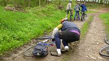 Cyklisté se během výletu podívali k prameni řeky Doubravy.