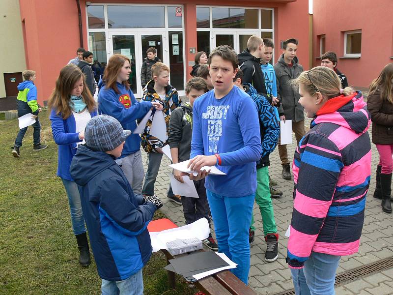 Žáci základní školy v Chrasti se s nadšením zapojili do projektu Sněhuláci pro Afriku, aby tak podpořili převoz jízdních kol africkým dětem