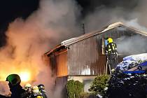 Leden 2021: Desítky hasičů likvidovaly požár chaty v Třemošnici, škoda je milion korun