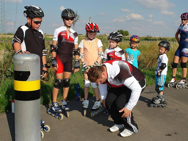 ROMAN VODIČKA trénuje třikrát týdně děti na cyklostezce Chrudim – Medlešice.