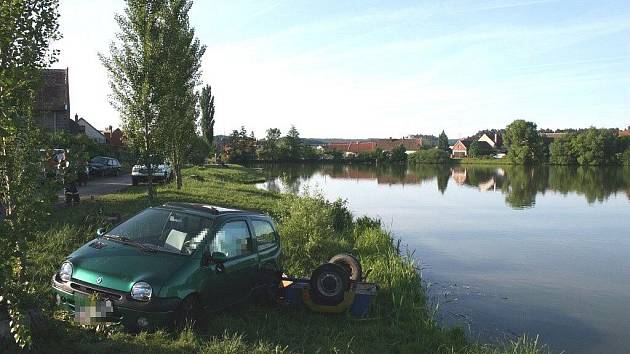 Renault narazil do stromu u rybníka poblíž Kunčí na Slatiňansku. Řidič byl nalezen bez známek života.