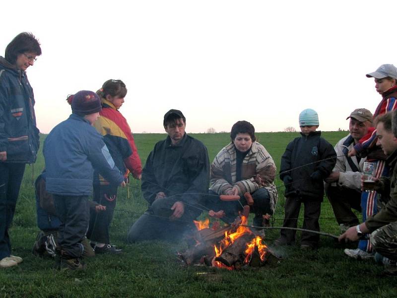 Pálení čarodějnic ve Ctětíně na Chrudimsku: Někteří z přítomných se předem posilňovali opečenými špekáčky.