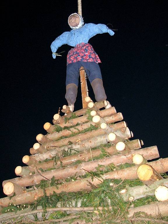 Ve Ctětíně připravili pořadatelé z místního fotbalového oddílu pořádnou vatru.