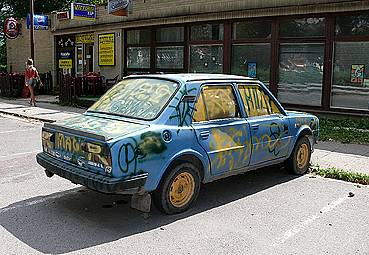 Vrak zdemolovaný vandaly na síldišti U Stadionu.