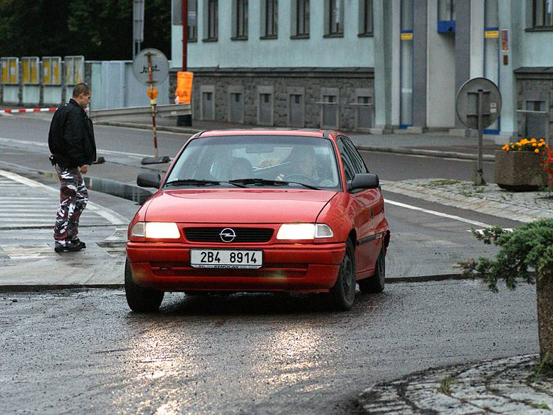 Jízda po vyfrézovaném kruháku, kde z vozovky ční kanály, zjevně mnoha řidičům nevadila. A to i přesto, že na uzavření křižovatky upozorňují dopravní značky. 