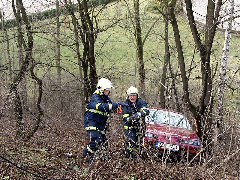 Řidič Hondy sjel s vozem ze stráně a zarazil se až o stromy.