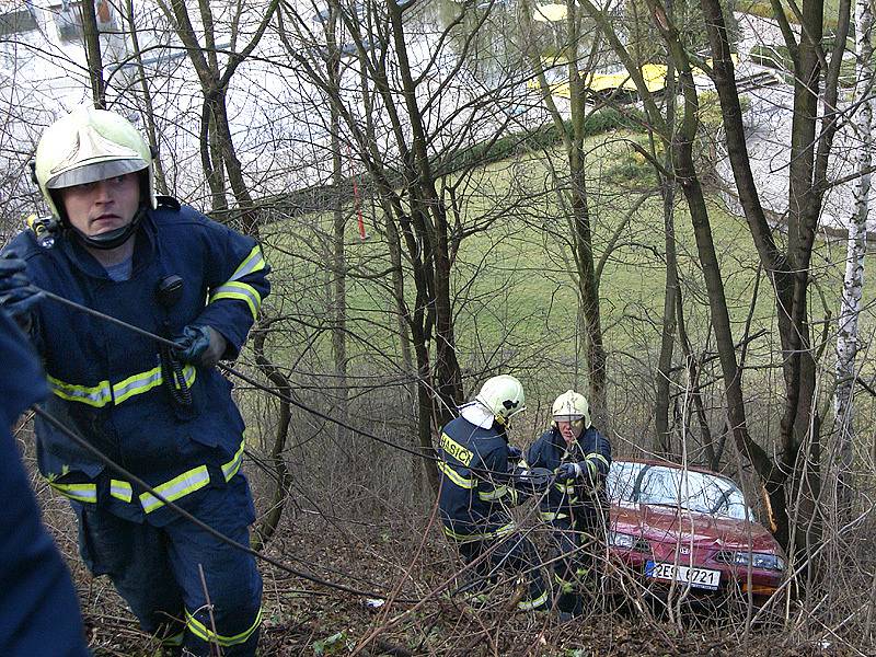 Řidič Hondy sjel s vozem ze stráně a zarazil se až o stromy.