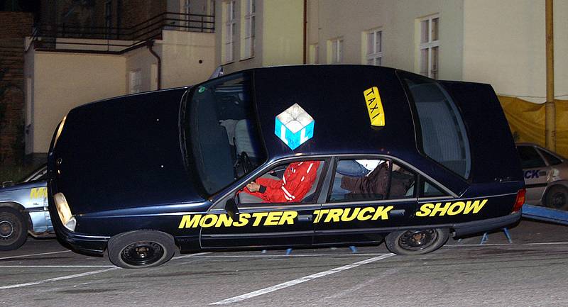 Kaskadérská Monster Truck show  v Chrudimi. Součástí podívané byla demolice vraků starých vozidel. Kaskadéři s sebou přivezou automobilové obry Bigfooty, které mají svou tradici v Americe.