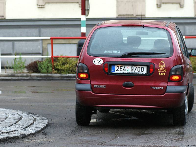 Jízda po vyfrézovaném kruháku, kde z vozovky ční kanály, zjevně mnoha řidičům nevadila. A to i přesto, že na uzavření křižovatky upozorňují dopravní značky. 