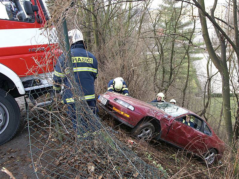 Řidič Hondy sjel s vozem ze stráně a zarazil se až o stromy.