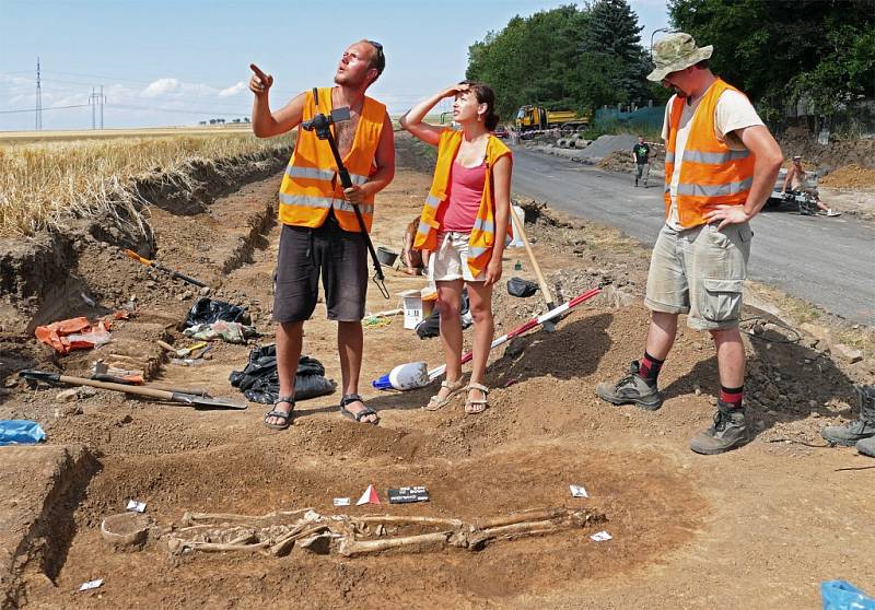 Při záchranném archeologickém průzkumu na staveništi obchvatu Chrudimi archeologové našli stopy po sídlišti z mladší a starší doby kamenné.