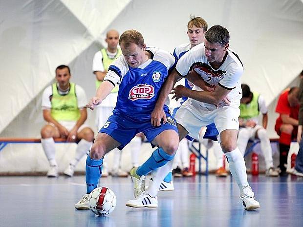 Petr Popelka (v bílém) při souboji s Torfem Pardubice.