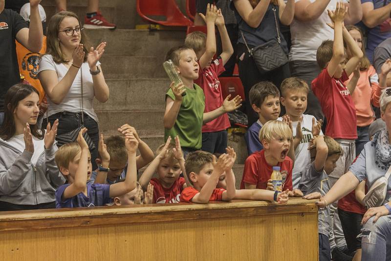 Chrudimští futsalisté, v naplněné domácí hale, zvládli třetí finálové utkání a vybojovali mečbol.