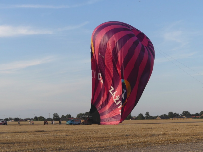 FOTO: Vzduchoplavci přistáli u Vlčnova. Koš obřího balónu pojme až 24  pasažérů - Chrudimský deník