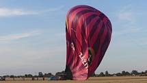 Přistání zážitkového horkovzdušného balónu jižně od Vlčnova v podvečer 2. srpna 2022.