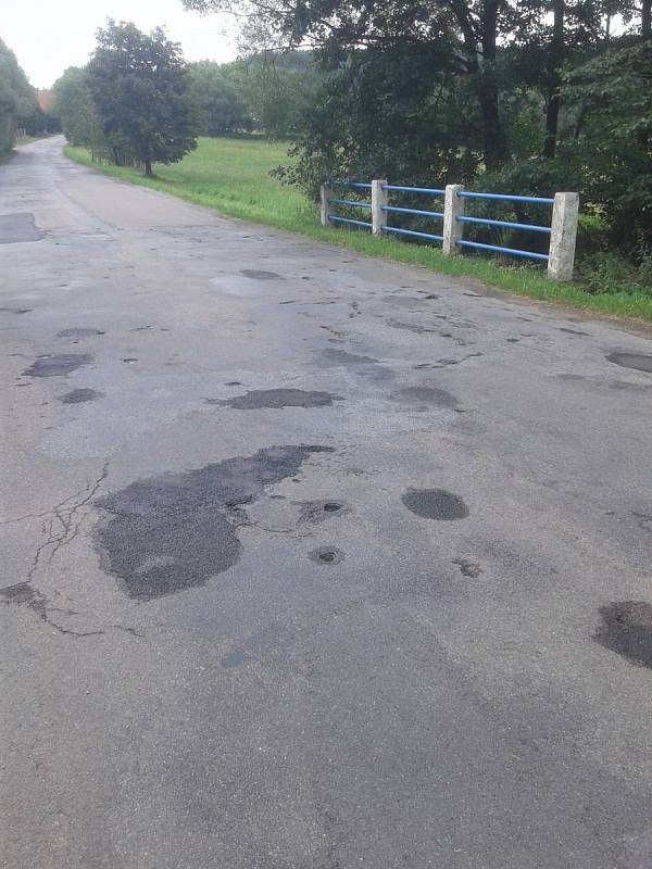 Jednou z nejhorších, přitom poměrně využívaných silnic na Chrudimsku je silnice II. třídy číslo 343 z Trhové Kamenice přes Horní Bradlo na Seč . Špatný je zejména úsek z Kamenice do Bradla.