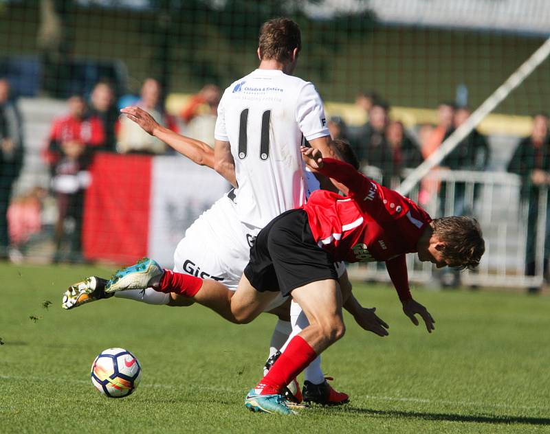 Duel Fortuna národní ligy mezi MFK Chrudim (v červenočerném) a FC Hradec Králové (v bílém) na sta