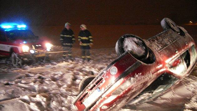 V sobotu 11. prosince v 5.49 hodin vyjeli hasiči ze stanice v Chrudimi na dopravní nehodu, ke které došlo mezi obcemi Ostřešany a Nemošice. 