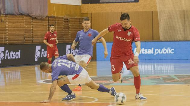 Překvapivým kanonýrem Chrudimi v play off je Martin Doša (s míčem).