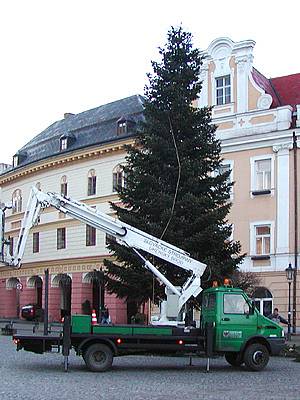 Vánoční jedle z Resselova náměstí ukončila svou pouť.