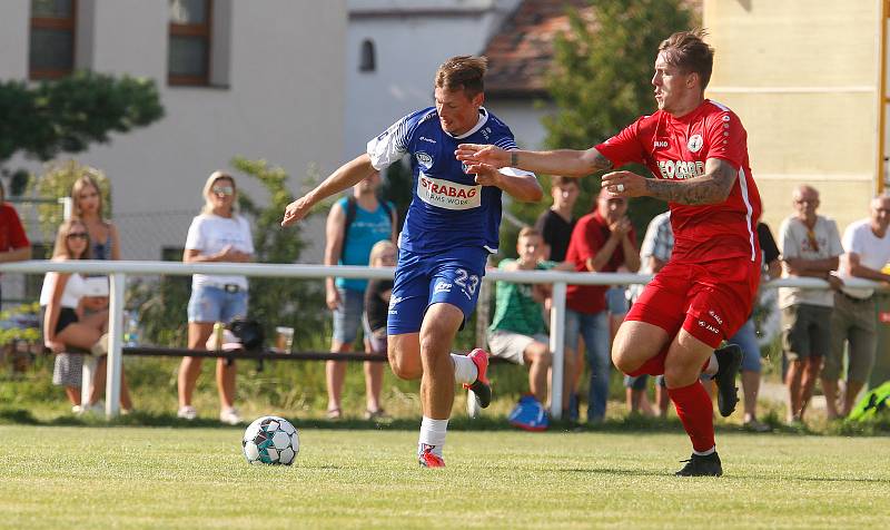 Přípravné fotbalové utkání mezi MFK Chrudim a FK Pardubice.