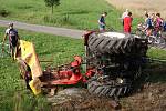 Traktor byl po srážce s vlakem na nechráněném přejezdu u Červeného Kostelce z větší části zdemolován. Řidič vyvázl s lehkým zraněním.