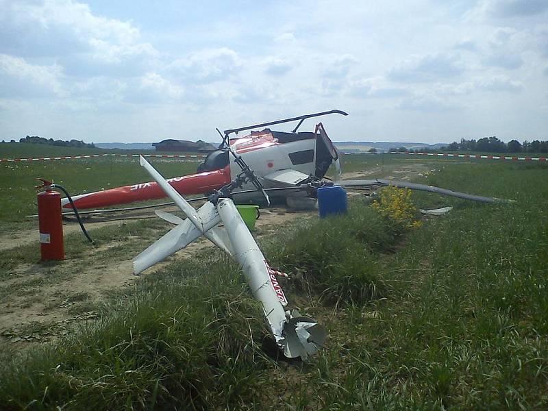 Při pádu vrtulníku na letišti ve Skutči 11. května 2011 se zranil 51letý pilot.