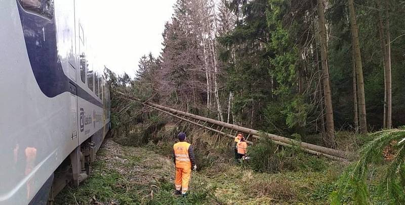 Zásah u vykolejeného vlaku u Holetína na Chrudimsku