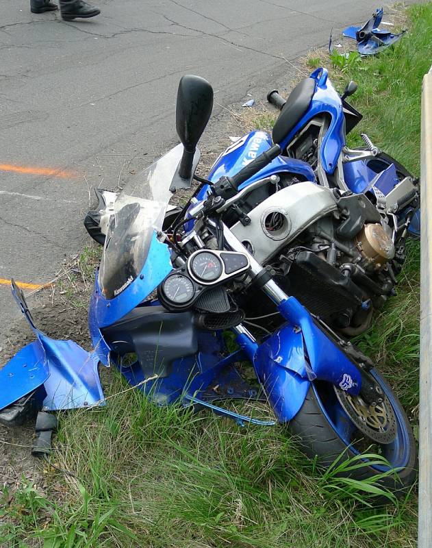 Motorkář byl zraněn při střetu s osobním automobilem poblíž odbočky na Kunčí mezi obcemi Slatiňany a Nasavrky.