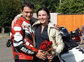 Jiří Pazdera požádal svou přítelkyni Karolínu Batkovou o ruku během motorkářské vyjížďky.