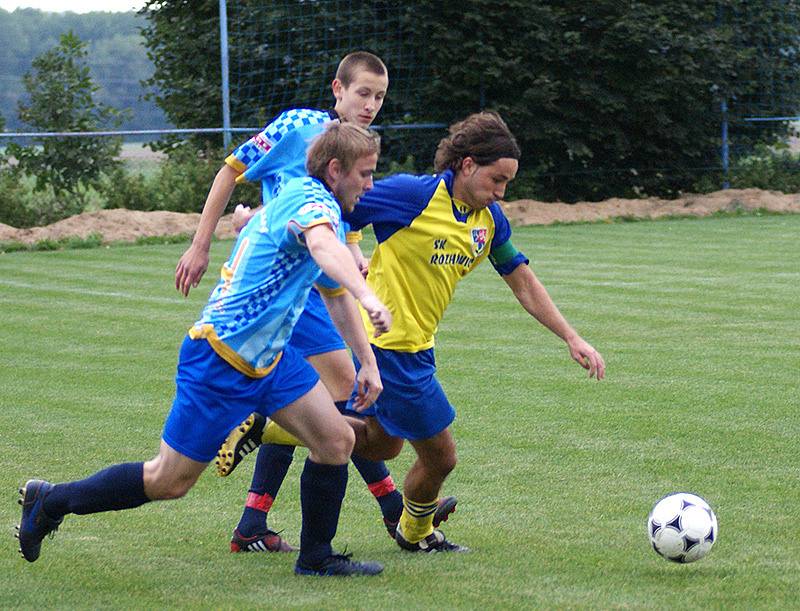 Z fotbalového utkání Rozhovice - Horní Jelení 1:1.