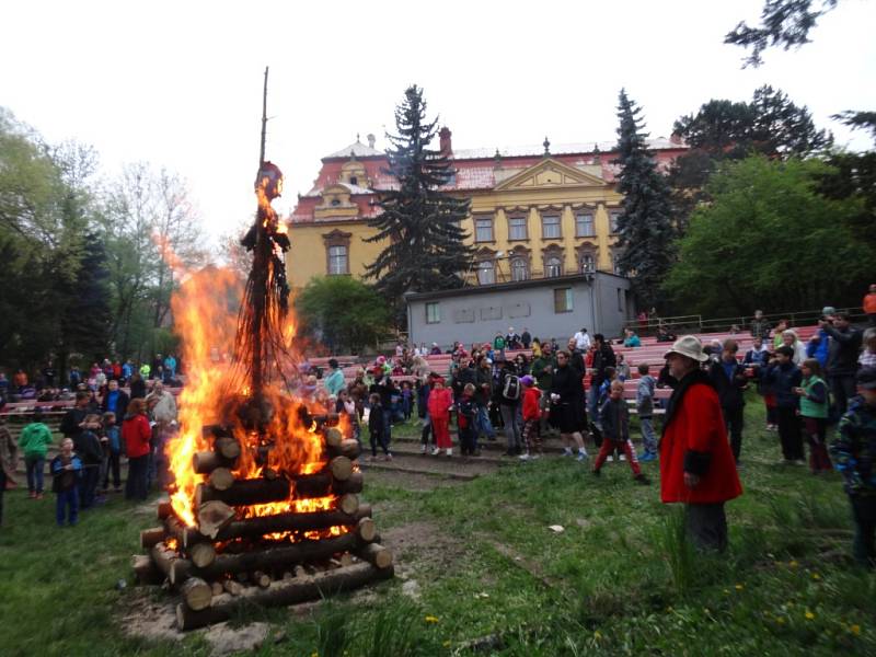 Čarodějnický slet v chrudimském Leťáku.