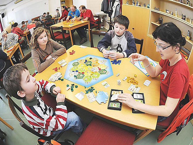 Deskové a karetní hry byly v základní škole Dr. J. Malíka v Chrudimi na pořadu dne v rámci cyklu „Hrajeme si s Chrudimkou".