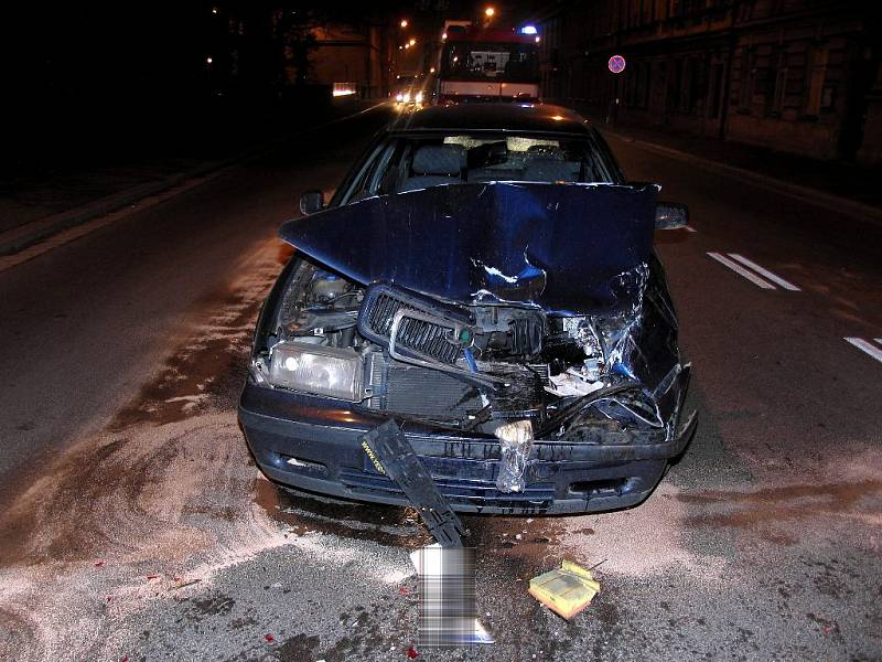 Dopravní nehoda v Pardubické ulici v Chrudimi. 23letý řidič vozu Škoda Octavia zřejmě přehlédl vlevo odbočující vozidlo Opel Astra.  