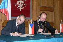 Starostové Chrudimě a Olešnice podepisují smlouvu o partnerství.