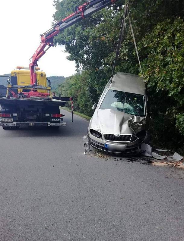 Čelní střet dvou aut na silnici z Třemošnice do Běstviny.