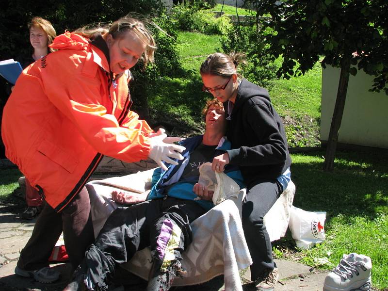 Oblastní spolek Českého červeného kříže v Chrudimi uspořádal předkolo republikové soutěže zdravotnických družstev Humanitárních jednotek ČČK a družstev Juniorů ČČK pro Pardubický, Královéhradecký, Liberecký, Středočeský kraj a Prahu.