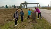 Skupina dvaceti studentů a dvou pedagogů Střední školy zemědělské a VOŠ Chrudim tradičně „uklízela svět“.