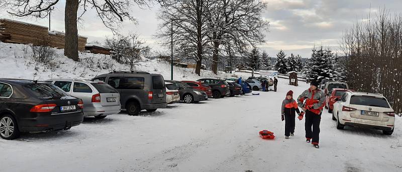 Parkoviště u sjezdovky v Hluboké bylo plné takřka stejně jako při plné lyžařské sezoně.