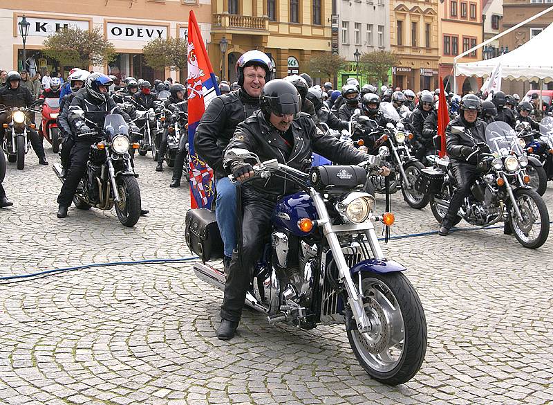 Hejtmanská jízda udělala zastávku i na chrudimském Resselově náměstí.