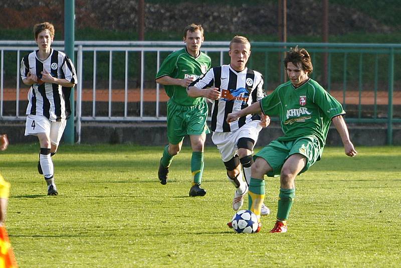 Z krajského přeboru ve fotbale: Hlinsko doma v derby porazilo SK Chrudim 5:1.