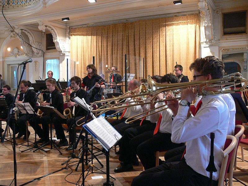 Big band Kyx Orchestra spolu s Komorní filharmonií Pardubice zahrál nejslavnější melodie z filmů Jamese Bonda. 