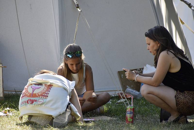 Zatímco děti si na Loutkářské Chrudimi užívají například dřevěnou dílnu, dospělí nepohrdnou divadelním představením nebo večerním koncertem v letním kině.